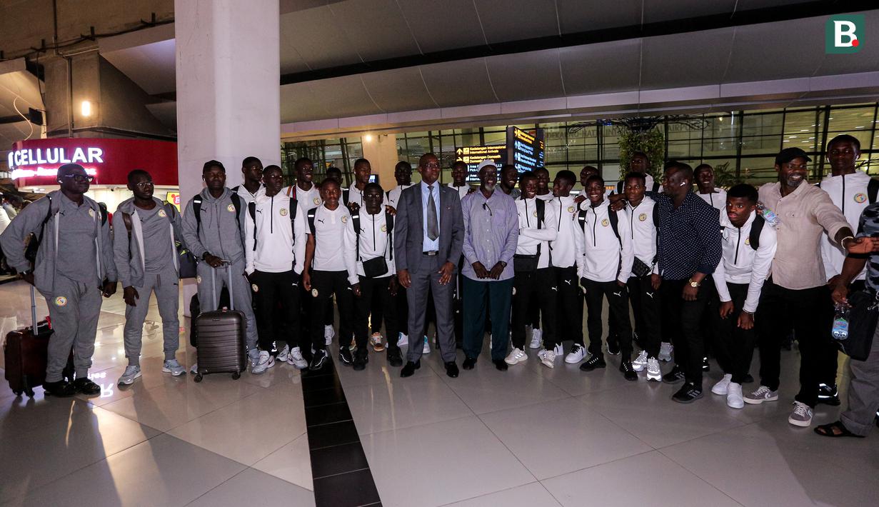 <p>Duta Besar Senegal untuk Indonesia, Abdoulaye Barro (tengah) berfoto bersama dengan pemain Timnas Senegal U-17 di Terminal 3 Bandara Soekarno Hatta, Tangerang, Banten menjelang Piala Dunia U-17 2023 pada Rabu (01/11/2023). (Bola.com/Bagaskara Lazuardi)</p>