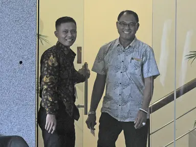 Ajudan terdakwa Setya Novanto, Corneles Towoliu usai menjalani pemeriksaan di Gedung KPK, Jakarta, Jumat (9/2). Corneles diperiksa KPK sebagai saksi untuk tersangka korupsi e-KTP Anang Sugiana Sudihardjo. (Liputan6.com/Herman Zakharia)