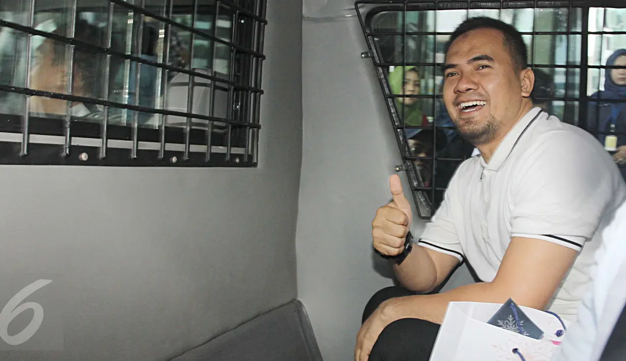 Saipul Jamil berada dalam mobil tahanan usai menjalani pemeriksaan perdana penyidik KPK, Jakarta, Kamis (22/12). Saipul Jamil diperiksa sebagai tersangka kasus dugaan suap penanganan perkara di Pengadilan Negeri Jakarta Utara. (Liputan6.com/Helmi Afandi)