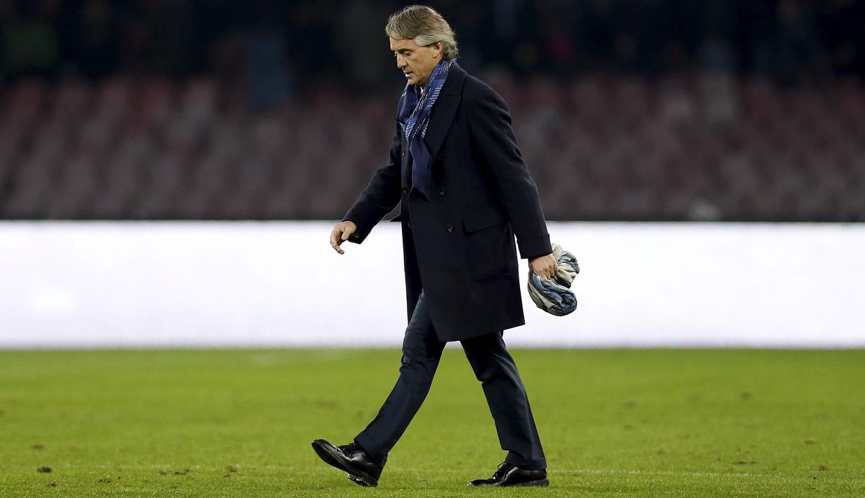 Pelatih  Inter Milan, Roberto Mancini terlihat tertunduk usai timnya kalah dari Napoli 1-2  pada lanjutan liga Italia Serie A di Stadion San Paolo, Naples,Selasa(1/12/2015) dini hari WIB. Napoli menang 2-1. (REUTERS/Ciro De Luca) 