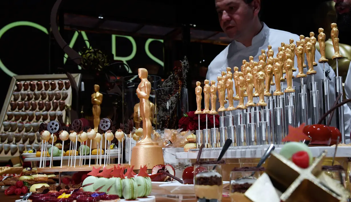 Patung Oscar bertabur emas terbuat dari coklat dan aneka makanan ditampilkan saat konfrensi pers Ballars Governor Awards di Dolby Theatre, California, (15/2). Makanan akan disajikan pada malam Academy Awards ke-91. (Kevork Djansezian / Getty Images / AFP)