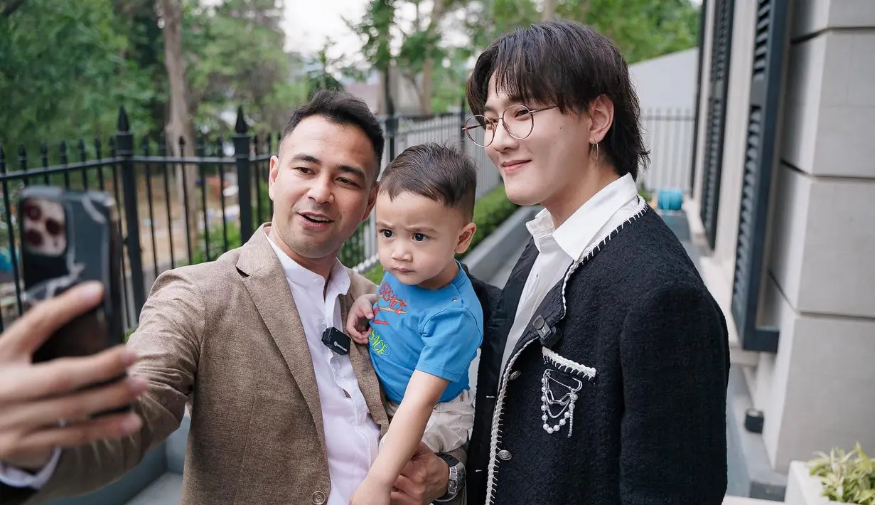 Tak ketinggalan DK iKON juga berfoto bersama anak bungsu Raffi, Cipung, bayi kesayangan se-Indonesia raya. (Foto: Instagram/ raffinagita1717)