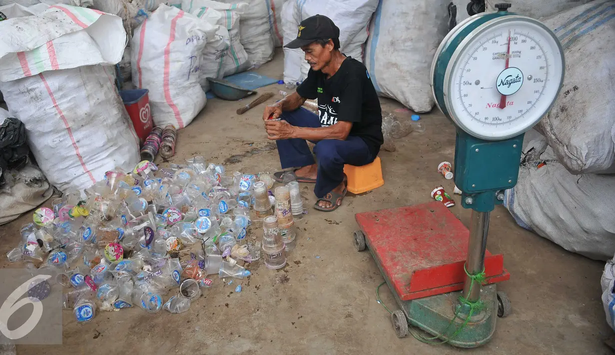 Pekerja memisahkan limbah botol plastik untuk di olah di Perumahan Vida, Bekasi (19/3). Limbah botol plastik dimanfaatkan menjadi bahan mentah yang bernilai ekonomis sekaligus untuk mengurangi dampak pencemaran lingkungan. (Liputan6.com/Gempur M Surya)