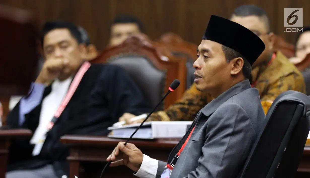 Saksi dari tim hukum Jokowi-Ma'ruf, Anas Nashikin saat bersaksi dalam sidang sengketa Pilpres 2019 di Gedung MK, Jakarta, Jumat (21/6/2019). Sidang tersebut beragendakan mendengar keterangan saksi dan ahli dari pihak terkait yakni paslon nomor urut 01 Jokowi-Ma'ruf Amin. (Liputan6.com/Johan Tallo)