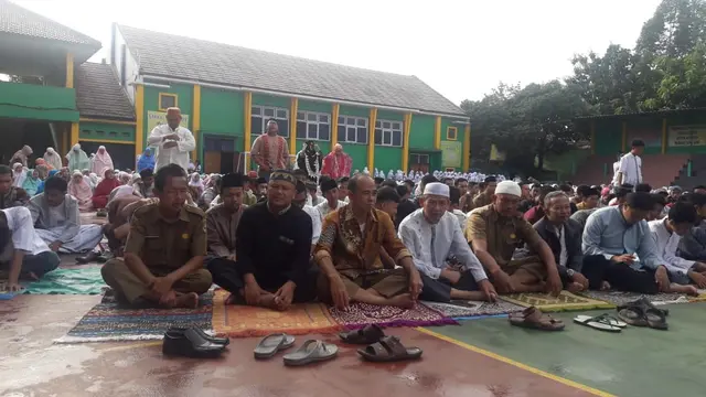Ribuan siswa dan pengajar SMKN 1 Garut, nampak khusuk memanjatkan doa, untuk menciptkan pemilu damai