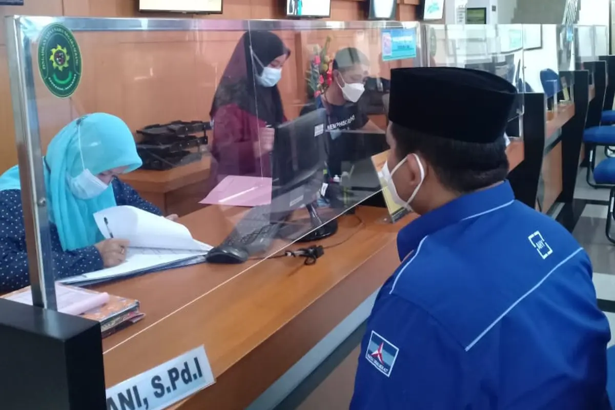 DPD Demokrat Banten Saat Meminta Perlindungan Hukum Di PTUN Serang. (Jumat, 12/11/2021). (Liputan6.com/Yandhi Deslatama).