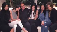 Bruce Jenner bersama Kim Kardashian, Kendall Jenner, Kylie Jenner, Kourtney Kardashian, dan Khloe Kardashian. (foto: eonline)
