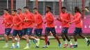Gelandang baru Bayern Munchen, Philippe Coutinho (kedua kiri) melakukan pemanasan selama latihan di Munich, Jerman selatan (20/8/2019). Pemain asal Barcelona Philippe Coutinho dipinjam Munchen selama satu musim dengan biaya 8,5 juta euro atau sekitar Rp 134,3 miliar. (AFP Photo/Christof Stache)