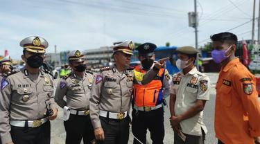 Personel Polda Riau dan instansi lainnya saat mengamankan arus mudik Lebaran Idul Fitri.