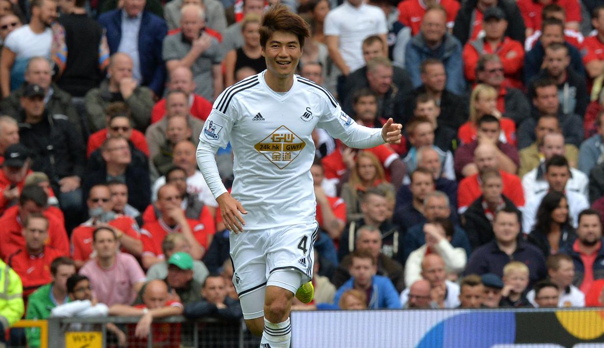 Gelandang Korea Selatan, Ki Sung-yueng yang kini tengah menjalani musim ke-5 bersama klub Korea Selatan, FC Seoul menjadi pemain Asia ketiga yang pernah menjuarai Piala Liga Inggris. Ia meraihnya bersama klub asal Wales, Swansea City. Enam musim berseragam Swansea mulai 2012/2013 hingga 2017/2018, Ki Sung-yueng sukses mengoleksi satu trofi Piala Liga Inggris pada musim pertamanya 2012/2013. (AFP/Paul Ellis)