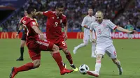 Gelandang Spanyol, Andres Iniesta, berusaha mengirim umpan saat melawan Iran pada laga grup B Piala Dunia di Kazan Arena, Kazan, Rabu (20/6/2018). Spanyol menang 1-0 atas Iran. (AP/Manu Fernandez)