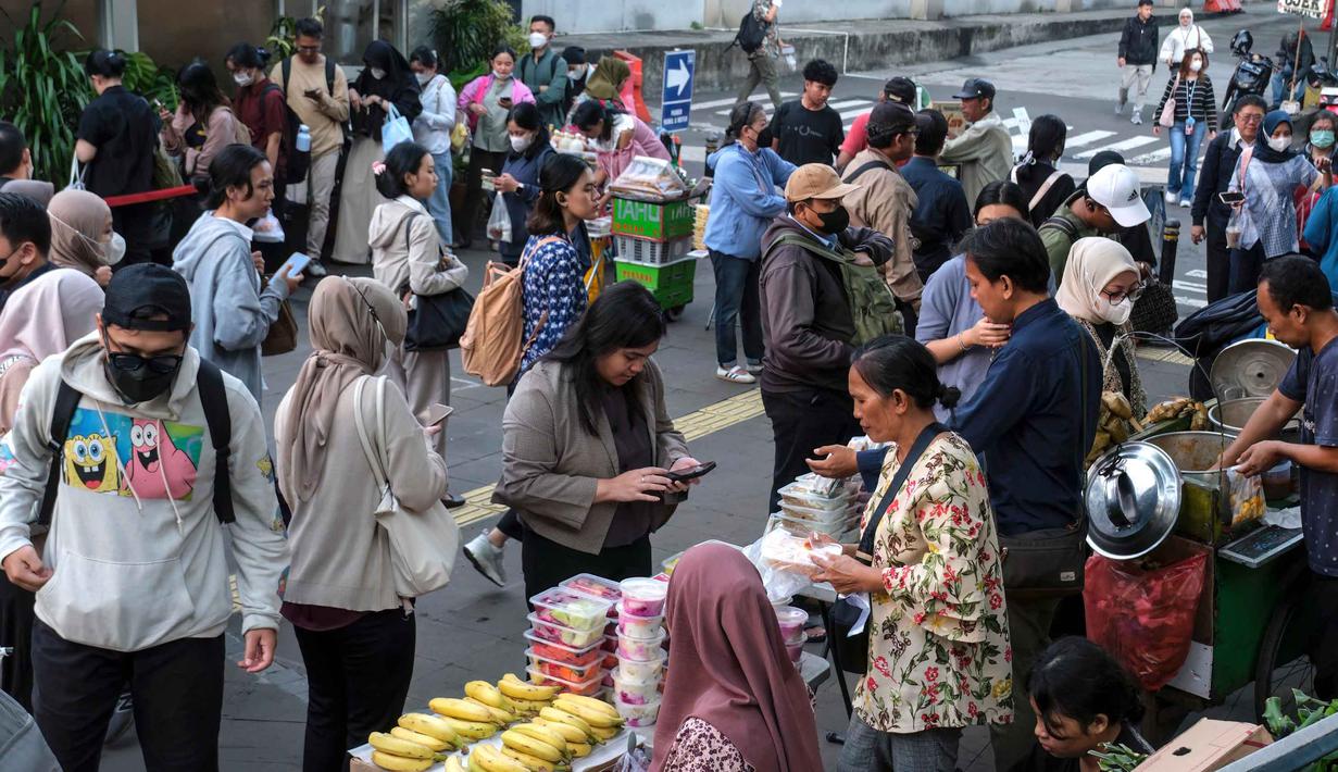 Para penjual makanan menyiapkan pesanan pelanggan di warung makan mereka saat jam sibuk di Jakarta pada Kamis 21 Mei 2026. (BAY ISMOYO/AFP)