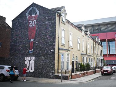 Mural baru bergambar mendiang Diogo Jota yang terlihat di perumahan dekat Stadion Anfield, Liverpool, Inggris, Senin (11/08/2025) waktu setempat. Karya tersebut dibuat oleh seniman bernama MurWalls. (AFP/Paul Ellis)