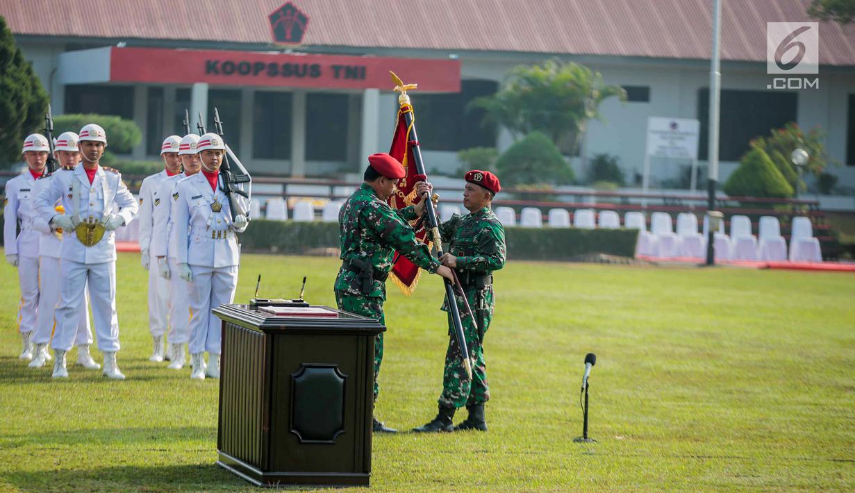 Panglima TNI Marsekal Hadi Tjahjanto (kiri) menyerahkan bendera kepada Brigjen TNI Rochadi saat melantiknya sebagai Komandan Koopssus TNI di Lapangan Markas Koopssus TNI, Mabes TNI, Jakarta, Selasa (30/7/2019). Koopssus TNI bertugas untuk menyelenggarakan operasi khusus. (Liputan6.com/Faizal Fanani)
