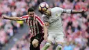 Penyerang Athletic Bilbao, Aritz Aduriz, duel udara dengan bek Real Madrid, Sergio Ramos. Berdasarkan statistik, Madrid mencatatkan 48 persen penguasaan bola berbanding 52 persen milik Bilbao. (AFP/Ander Gillenea)