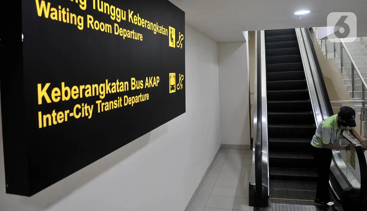 Petugas membersihkan area layanan penumpang di Terminal Terpadu Pulogebang, Jakarta, Rabu (10/6/2020). Terminal Pulogebang masih sepi penumpang meski operasional telah kembali normal sejak Minggu (7/6) kemarin akibat masih berlakunya kewajiban penumpang memiliki SIKM . (merdeka.com/Iqbal S. Nugroho)