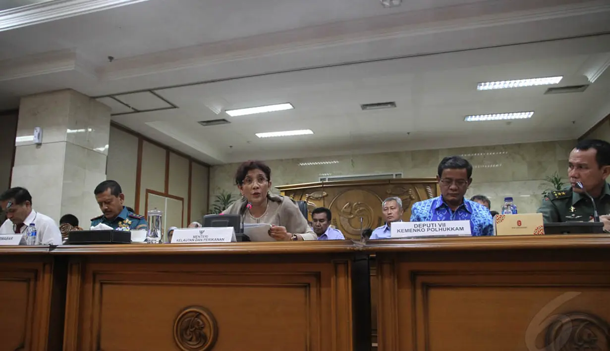 Menteri Kelautan dan Perikanan (KKP), Susi Pudjiastuti menjelaskan perkembangan penangkapan kapal ilegal fishing dan transhipment di Jakarta, Senin (8/12/2014). (Liputan6.com/Herman Zakharia)