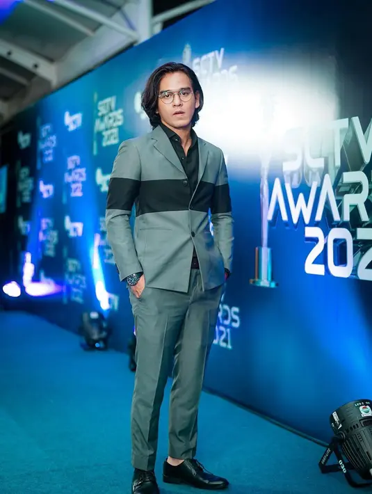 Terlihat tampil dengan rambut gondrong, Rangga Azof justru banjir pujian netizen. Dirinya juga disebut terlihat makin macho dengan rambut panjangnya. (Liputan6.com/IG/@azofrangga)