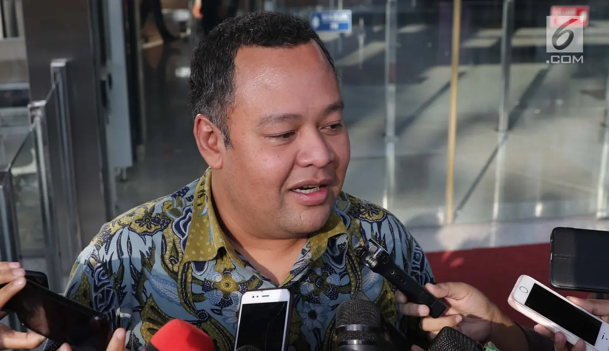 Anggota Komisi VI DPR RI, Mohamad Hekal menjawan pertanyaan usai pemeriksaan di Gedung KPK, Jakarta, Rabu (19/6/2019). M Hekal diperiksa sebagai saksi dugaan suap kerja sama pelayaran PT Humpuss Transportasi Kimia (HTK) dengan PT Pupuk Indonesia Logistik (PILOG). (Liputan6.com/Helmi Fithriansyah)