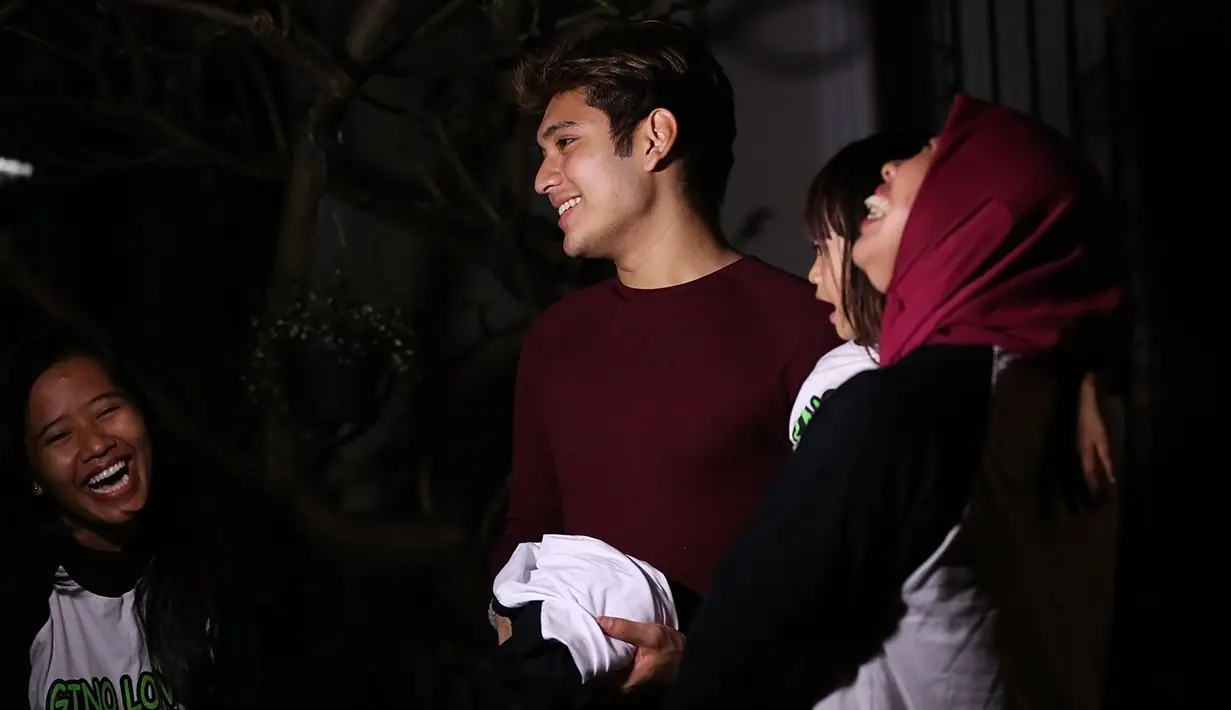 Mutiara dan Dora yang hadir saat itu untuk mendukung idolanya yang sedang syuting. Tak hanya itu, Mutiara yang menunggu Gino sejak fajar ini juga mengajak sang buah hati, Intan. Keakraban terlihat di antara mereka. (Bambang E. Ros/Bintang.com)