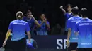 Tim Lightning melakukan selebrasi setelah mencetak poin dalam laga pertama 3v3 Badminton XL 2025 melawan tim Rocktes di Istora Senayan, Jakarta, Sabtu (04/10/2025). (Bola.com/Bagaskara Lazuardi)