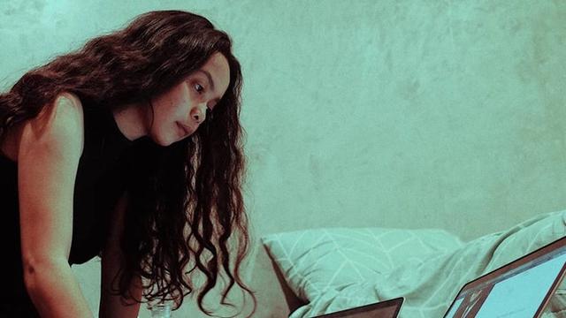 6 Potret Tarapti Ikhtiar Vokalis Svmmerdose yang Bergaya Nyentrik