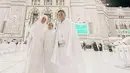 Nia Ramadhani membagikan rangkaian ibadah umrahnya di laman Instagramnya. Nampak ketiganya mengenakan pakaian serba putih. Credit: Instagram  (@ramadhaniabakrie)
