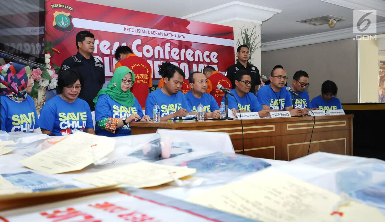 Dirkrimsus Polda Metro Jaya Kombes Pol Adi Deriyan J (ketiga kanan) memberi keterangan terkait kasus pornografi anak berbasis media sosial di Jakarta, Minggu (17/9). Polda Metro Jaya menangkap tiga tersangka. (Liputan6.com/Helmi Fithriansyah)