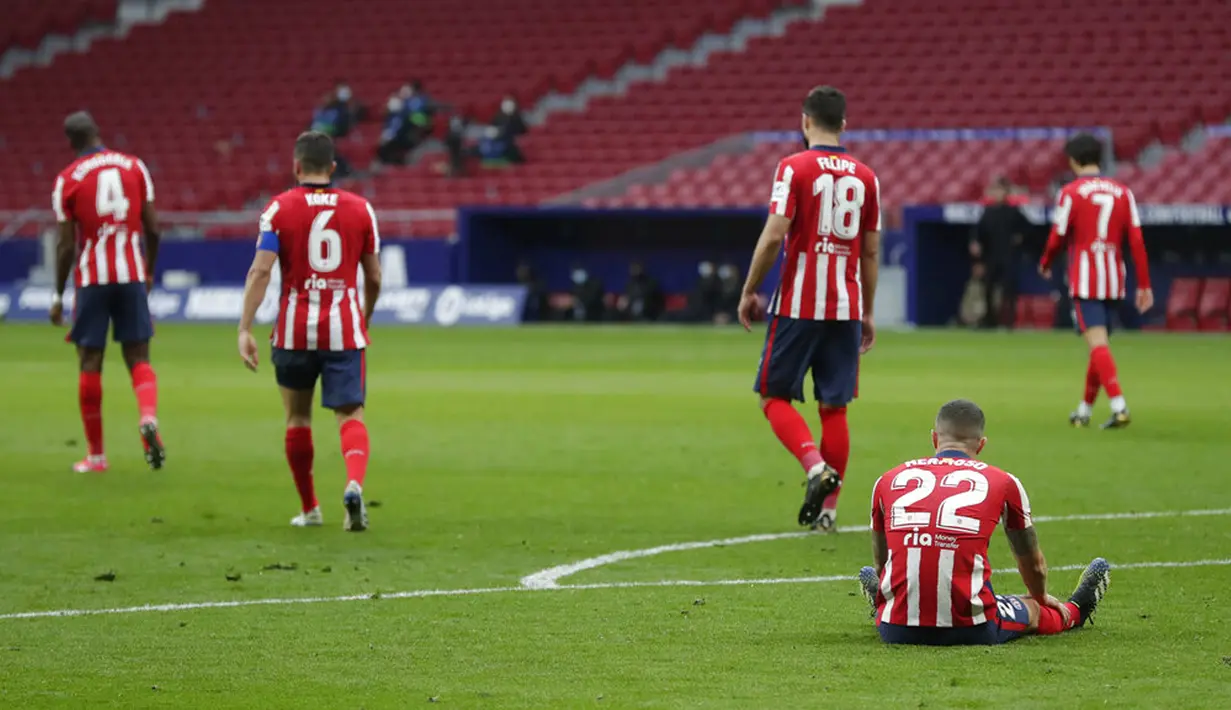 Para pemain Atletico Madrid bereaksi usai pemain Real Madrid Karim Benzema mencetak gol penyeimbang ke gawang mereka pada pertandingan Liga Spanyol di Stadion Wanda Metropolitano, Madrid, Spanyol, Minggu (7/3/2021). Pertandingan berakhir dengan skor 1-1. (AP Photo/Manu Fernandez)
