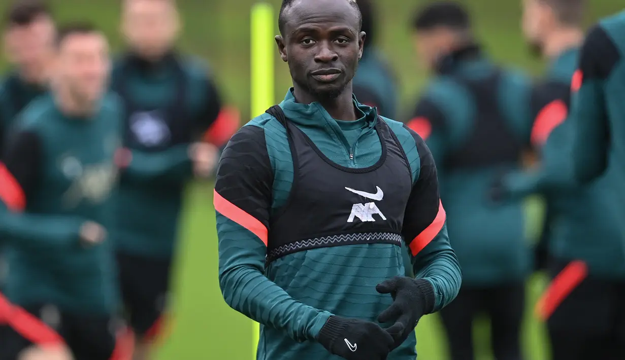 Striker Liverpool, Sadio Mane bereaksi selama sesi latihan di tempat latihan Liverpool FC di Liverpool, Inggris (4/4/2022). Liverpool akan bertanding melawan Benfica pada leg pertama perempat final Liga Champions di Estadio Da Luz, Portugal. (AFP/Paul Ellis)