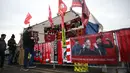 Sejumlah bendera, syal, dan spanduk bergambar Jurgen Klopp dijual di toko merchandise di area dekat Stadion Anfield, Liverpool saat laga putaran keempat Piala FA antara Liverpool melawan Norwich City pada Minggu (28/01/2024). (AFP/Paul Ellis)