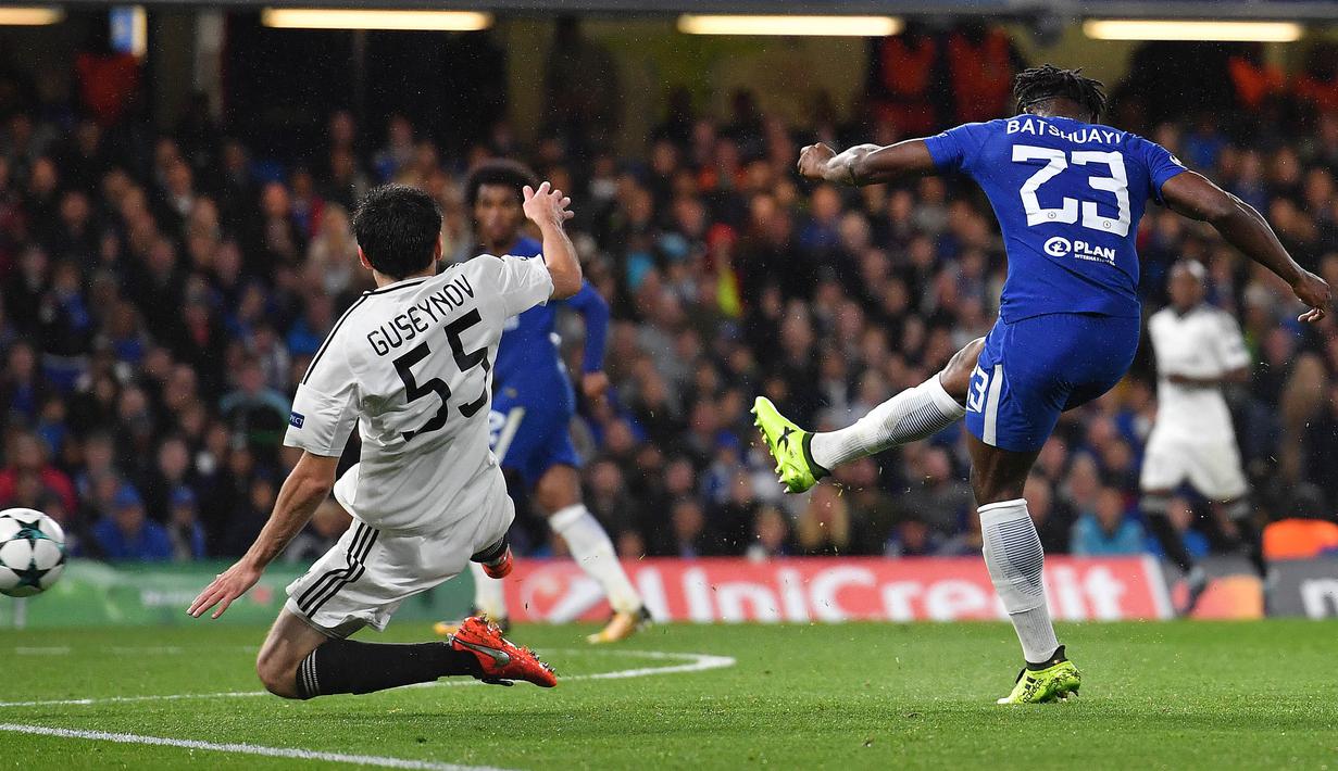 Striker Chelsea, Michy Batshuayi, melepaskan tendangan ke gawang Qarabag pada laga Liga Champions di Stadion Stamford Bridge, London, Selasa (12/9/2017). Chelsea menang 6-0 atas Qarabag. (AFP/Ben Stansall)