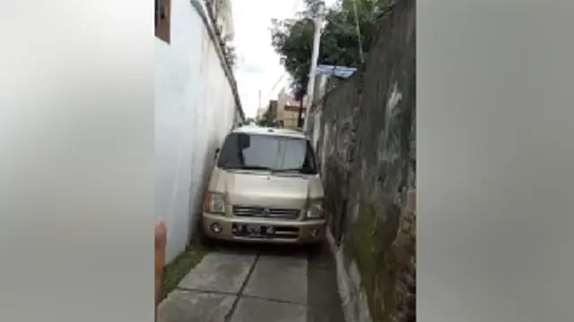 6 Potret Parkir Mobil di Desa Ini Penuh Drama, Bikin Heran