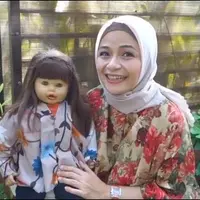 6 Transformasi Penampilan Ria Enes dan Boneka Suzan, Dulu Hingga Kini  (sumber: Instagram/ria_nsuzan)