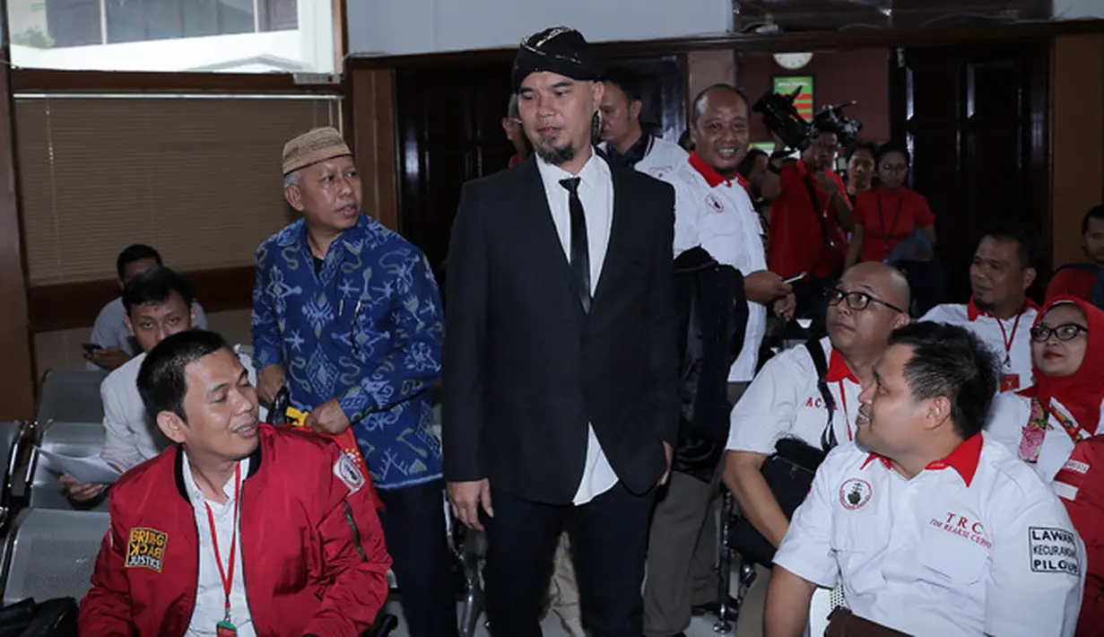Pentolan Republik Cinta Manajemen itu tiba di Pengadilan Negeri Jakarta Selatan sekitar pukul 14.00 WIB. Dhani tampak gagah dengan setelan jas warna hitam lengkap dengan dasi warna serupa. (Deki Prayoga/Bintang.com)