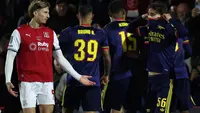 Penyerang asal Inggris dari Fleetwood Town, #09 Will Davies (kiri), tampak memberikan gestur, sementara gelandang asal Inggris dari Arsenal, #56 Max Dowman (kanan), bereaksi setelah menerima kartu merah dalam pertandingan putaran keempat Piala Liga Inggris antara Fleetwood Town dan Arsenal di Stadion Highbury, Fleetwood, Inggris bagian barat laut, pada 28 Oktober 2026. (Darren Staples/AFP)