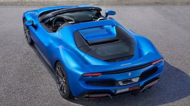 Ditenagai dengan mesin konvensional dan motor listrik (Ferrari)
