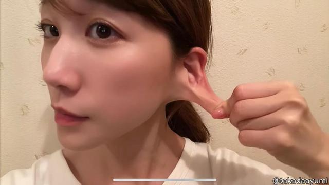 Telinga Wanita Ini Bisa 'Genggam' Tongsis hingga Payung, 6 Potretnya Bikin Takjub