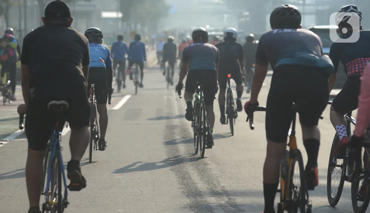 Warga bersepeda mengisi hari libur di kawasan Jakarta, Rabu (26/5/2021). Manfaatkan libur hari Raya Waisak 2565 BE, banyak warga memilih bersepeda untuk mencari kebugaran. (merdeka.com/Imam Buhori)
