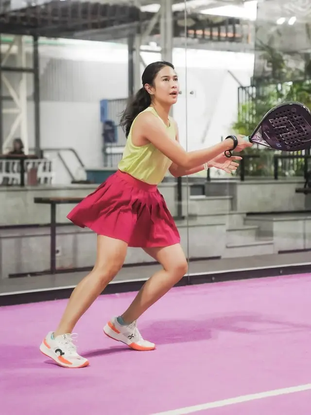 Gaya-gaya Dian Sastro Saat Main Padel, Modis Manis Meski Berkeringat