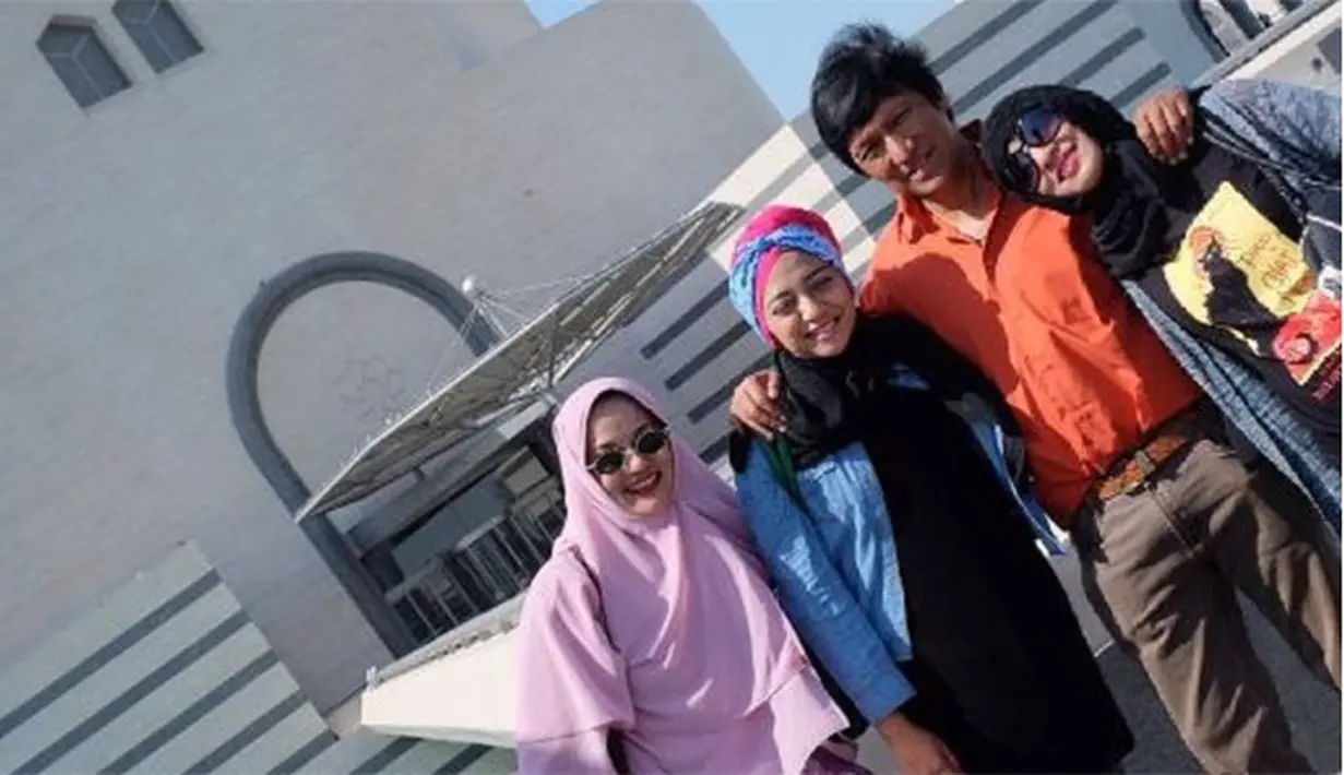 Banyak dari netizen mendoakan kepada kedua pasangan ini untuk selalu bersama hingga maut yang memisahkannya. Selain juga pujian yang melihat makin tua makin cantik. (Instagram/marissahaque)