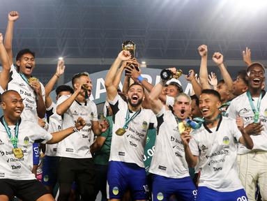 Para pemain PSIM Yogyakarta merayakan juara Pegadaian Liga 2 2024/2025 setelah mengalahkan Bhayangkara FC dalam laga final yang berlangsung di Stadion Manahan, Solo, Jawa Tengah, Rabu (26/02/2025). (Bola.com/Abdul Aziz)