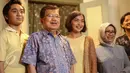 Wakil Presiden Jusuf Kalla bersama istrinya Mufidah Jusuf Kalla melihat lokasi syuting film 'Athirah' di Makassar, Minggu (7/6/2015). JK dan istri terlihat berpose bersama artis pendukung film 'Athirah' garapan Riri Riza. (Liputan6.com/Faizal Fanani)