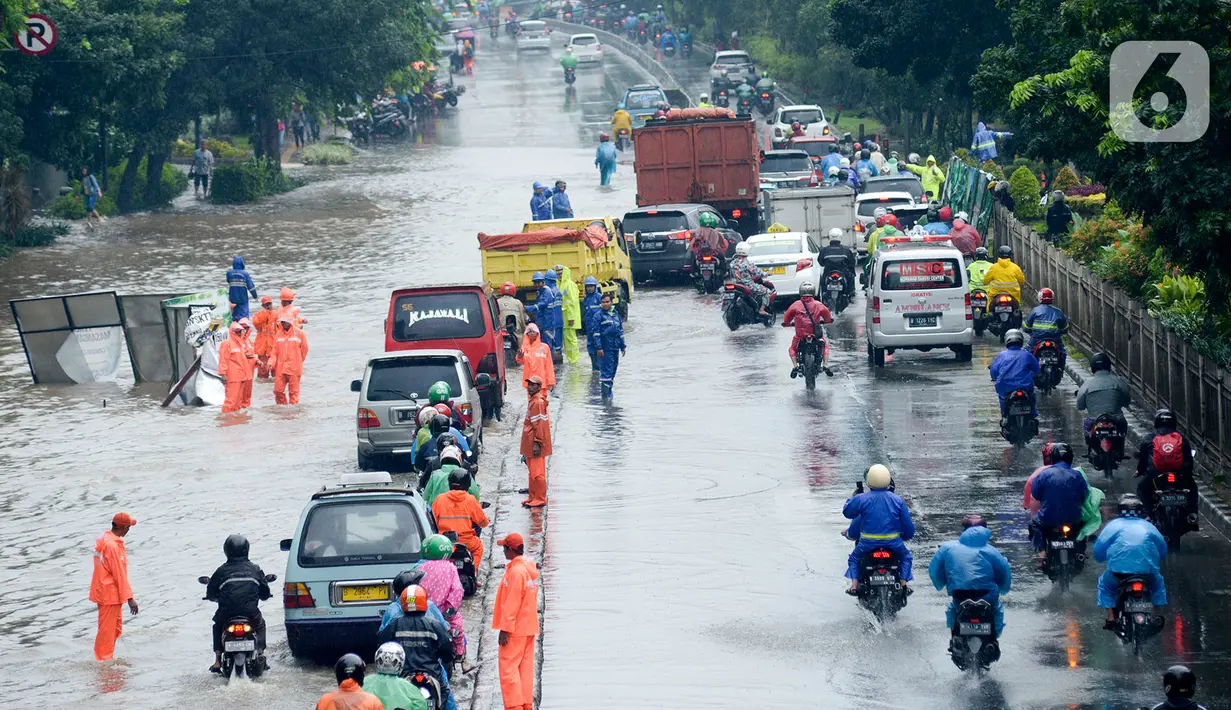 Kondisi lalu lintas di kawasan Cawang-Uki, Jalan DI Panjaitan, Jakarta, Selasa (25/2/2020). Hujan yang mengguyur Jakarta sejak dini hari tadi membuat kawasan tersebut terendam banjir sekitar satu meter. (merdeka.com/Imam Buhori)