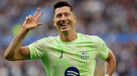 Penyerang Barcelona, Robert Lewandowski melakukan selebrasi setelah mencetak gol ketiganya pada pertandingan sepak bola Liga Spanyol melawan Deportivo Alaves di stadion Mendizorroza, Vitoria, Minggu 6 Oktober 2024. (Cesar Manso/AFP)