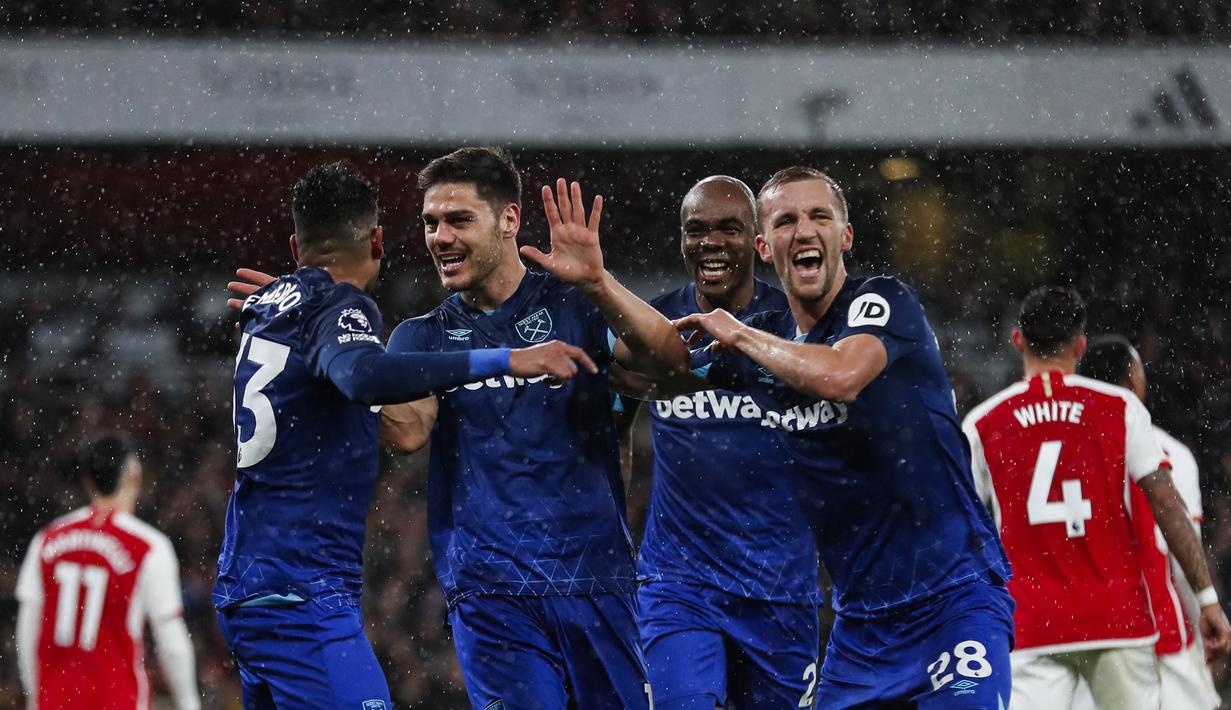Pemain West Ham United, Konstantions Mavropanos (kedua kiri) melakukan selebrasi setelah mencetak gol kedua timnya ke gawang Arsenal pada laga lanjutan Liga Inggris 2023/2024 di Emirates Stadium, London, Inggris, Jumat (29/12/2023) dini hari WIB. (AFP/Ian Kington)