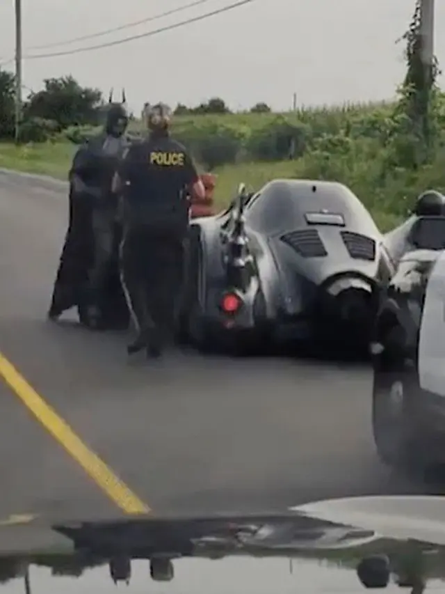 Batman di Kanada (foto: Mirror.co.uk)