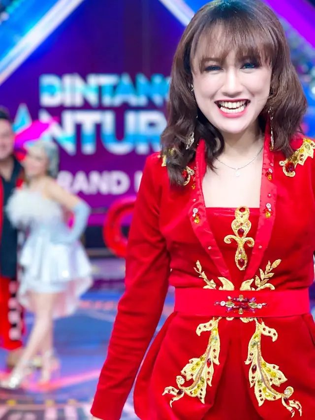 6 Gaya Penampilan Happy Asmara saat di Atas Panggung, Curi Perhatian