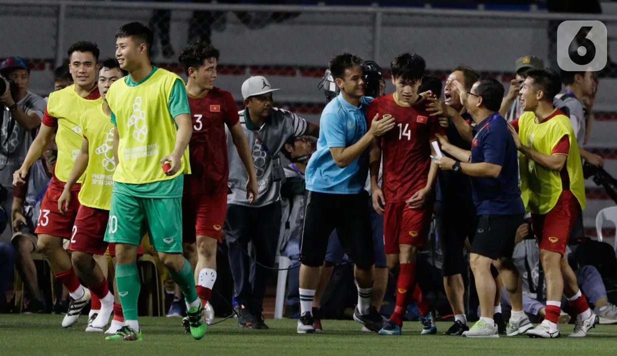 Para pemain Vietnam U-22 merayakan gol yang dicetak Nguyen Hoang Duc ke gawang Timnas Inndonesia U-22 pada laga SEA Games 2019 di Stadion Rizal Memorial, Manila, Filipina, Minggu (1/12/2019). Indonesia kalah 1-2 dari Vietnam. (Bola.com/M Iqbal Ichsan)