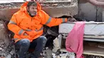 Mesut Hancer memegang tangan putrinya, Irmak (15), yang meninggal dalam gempa bumi di Kahramanmaras, Turki, 7 Februari 2023. Gempa dengan magnitudo 7,8 yang mengguncang Turki menyisakan pilu untuk Mesut Hancer. (Adem ALTAN/AFP)